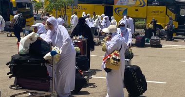 توافد البعثة الرسمية للحجاج على مطار القاهرة استعدادا للسفر للأراضى المقدسة