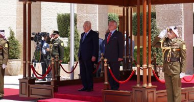 العاهل الأردني يستقبل الرئيس الفلسطيني لدى وصوله قصر الحسينية.. صور