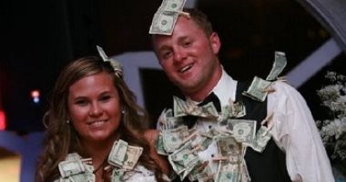 أغرب مراسم حفلات الزفاف حول العالم.. أبرزها فى كوبا النقود تلقى على العروس 