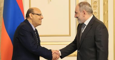 سفير مصر فى ييريفان يسلم رئيس وزراء أرمينيا دعوة للمشاركة في COP27