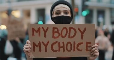 أطباء يطالبون إنجلترا بإتاحة عمليات الإجهاض للأمريكيات بعد إلغائها فى أمريكا