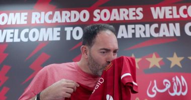 ريكاردو سواريز يقبل قميص الأهلي خلال مؤتمر تقديمه مدربًا للفريق.. صور