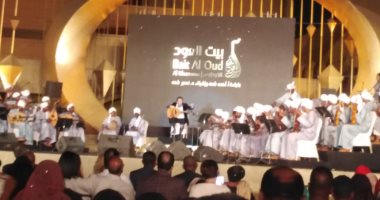 أحمد شمة يبدأ حفل أوركسترا بيت العود بأغنية عزة في هواك 