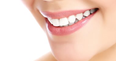 6 خطوات فعالة لأسنان نظيفة ولامعة دائمًا.. "لا تنسى تنظيف اللسان"