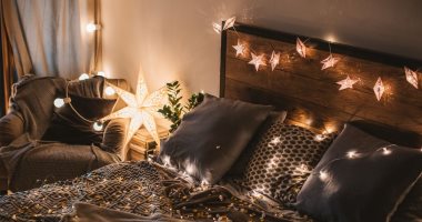 10 أفكار مميزة لاستخدام فروع الضوء فى ديكور غرفة النوم.. صور 