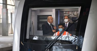الرئيس السيسي يصل محطة بدر بالقطار الكهربائى LRT ويستعرض البنية الإنشائية