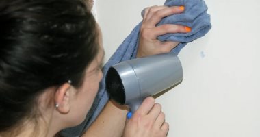 استخدامات ذكية لمجفف الشعر ستبهرك أبرزها تنظيف الأتربة وإزالة الملصقات