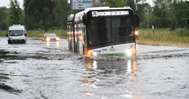 سيارات عائمة وانقطاع التيار الكهربائي.. أمطار غزيرة تغرق شوارع بولندا