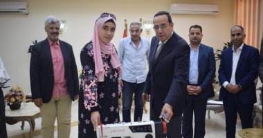 محافظ شمال سيناء يسلم ماكينة خياطة لفتاة من ذوى الاحتياجات الخاصة
