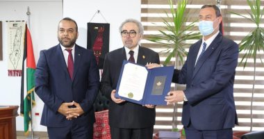 السفير الفلسطينى يمنح اتحاد كتاب مصر وسام الثقافة والعلوم والفنون