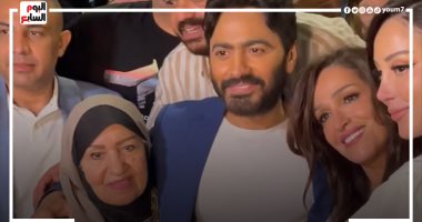 ظهور نادر لوالدة تامر حسني ويقبل رأسها في العرض الخاص لفيلمه الجديد "بحبك"