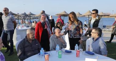 محافظ دمياط تحتفل بقرب حلول عيد الأضحى برفقة نزلاء دار للمسنين