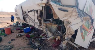 صور حادث تصادم أتوبيس بسيارة نقل على طريق أبوسمبل فى أسوان