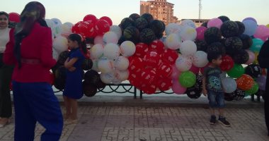 العيد فرحة.. رواج بيع الفريسكا والملابس الشاطئية على كورنيش الإسكندرية "صور"