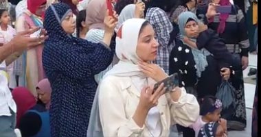 الآلاف يؤدون صلاة العيد بالحسين والبلالين ترسم البهجة على الأطفال.. فيديو