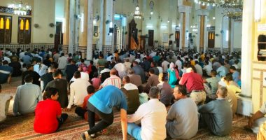 المئات يؤدون صلاة عيد الأضحى فى مسجد الجامع الكبير بالخارجة بالوادى الجديد