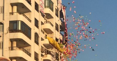 "شلالات البالونات".. توزيع الهدايا احتفالا بالعيد في بورسعيد.. صور