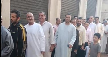 طابور طوله 2 كيلو.. شاهد عادات سكان قرية للتهنئة بالعيد منذ 150 سنة