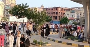  أهالى بنى سويف يحتفلون بعيد الأضحى المبارك فى محيط ميدان الشهداء.. لايف