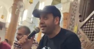 مصطفى قمر يكبر من المسجد فى أول أيام عيد الأضحى.. فيديو 