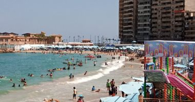 "سابو اللحمة وراحو البحر"..زحام على شواطئ الإسكندرية بأول أيام العيد (فيديو)