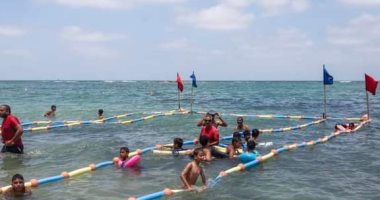شواطئ الإسكندرية تستقبل 95 طفلا كفيفا على أول شاطئ للمكفوفين بالمندرة بالعيد