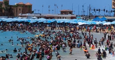 شواطئ الإسكندرية فى ثانى أيام العيد.. إقبال كبير على 61 شاطئا مجانيا وخاصا