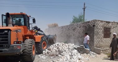 إزالة 7 حالات تعدٍ على أملاك الدولة بقرية العتمور بأسوان