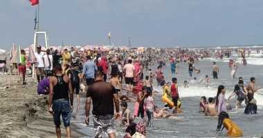 توافد الآلاف على شواطئ مصيف بلطيم فى اليوم الثالث من أيام عيد الأضحى.. صور