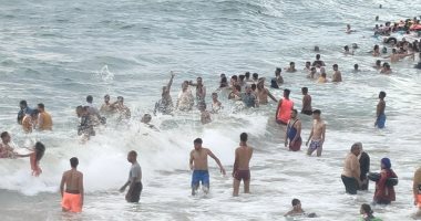 الناس مش عايزة تطلع من البحر.. شط الإسكندرية زحمة موت في العيد (فيديو وصور)