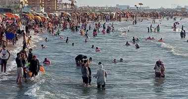 الناس في البحر من الفجر في ثالث أيام العيد بشاطئ رأس البر.. لايف