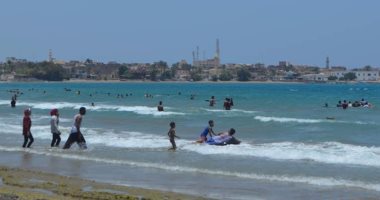 توافد المواطنين والزائرين على شواطئ الغردقة فى رابع أيام عيد الأضحى.. صور 