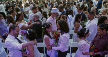 طلوا بالأبيض.. حفل زفاف جماعى فى نيويورك للتغلب على كآبة جائحة كورونا "صور"