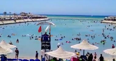 توافد المواطنين على شواطئ الغردقة مع قرب انتهاء إجازة العيد.. فيديو 