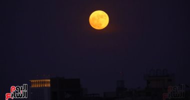 أقرب بدر عملاق بسنة 2022 يزين سماء مصر الليلة ويظهر باللون البرتقالى