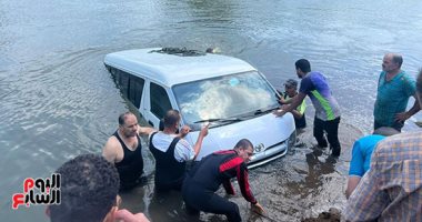 الإنقاذ النهرى يتمكن من رفع ميكروباص سقط بمياه البحر الصغير بالدقهلية.. صور