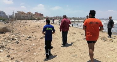 محاولات لانتشال جثمان طفل فى مياه البحر الأبيض المتوسط بمحافظة بورسعيد.. فيديو