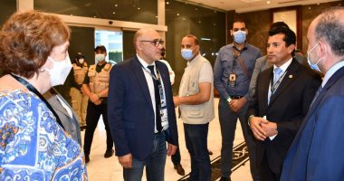 وزير الشباب والرياضة يتفقد منافسات بطولة العالم للسلاح باستاد القاهرة