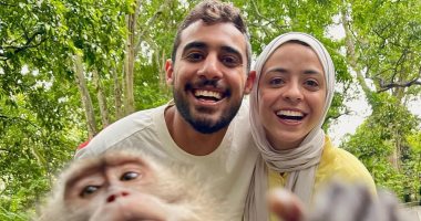 أحمد ريان وزوجته مع قرد فى شهر العسل: "تمامًا مثل القرد كنت أرقص طوال حياتى"