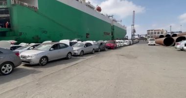 ميناء غرب بورسعيد يستقبل سفينة الرورو العملاقة بحمولة 1766 سيارة.. فيديو