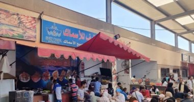 سوق الأسماك الأسبوعى يستقبل المئات من أبناء بورسعيد والمحافظات الأخرى.. صور