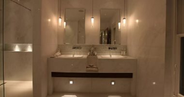 4 أفكار مختلفة لإضاءة الحمام.. لمبة المرايا مهمة