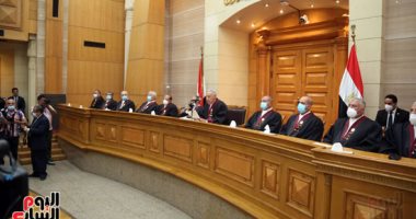 5 مستشارين يؤدون حلف اليمين أمام رئيس المحكمة الدستورية بعد تعينهم بالمفوضين