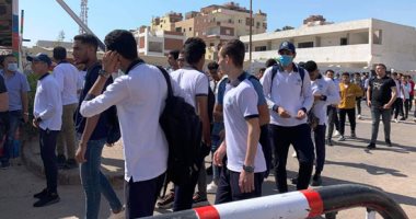توافد طلاب الثانوية العامة على لجان مصر الجديدة لأداء الامتحان