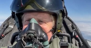 بوريس جونسون يقود مقاتلة من طراز "تايفون" فى سماء بريطانيا.. فيديو وصور