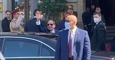 بالنشيد الوطنى.. المصريون بألمانيا يستقبلون الرئيس السيسى بمقر إقامته "فيديو"