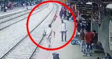 هندى ينجو من الموت بعدما علق على السكة الحديد قبل ثوان من مرور قطار.. فيديو