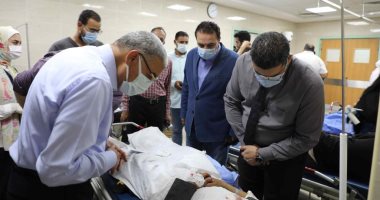 محافظ المنيا يتابع حالة المصابين فى حادث تصادم أتوبيس بمقطورة.. صور