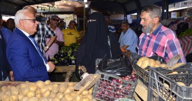 محافظ بورسعيد يطمئن على توافر السلع الغذائية بأسعار مناسبة داخل سوق العصر