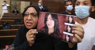 والدة الإعلامية شيماء جمال تهاجم دفاع المتهمين: "بتدافعوا عن قتلة وسفاحين".. صور